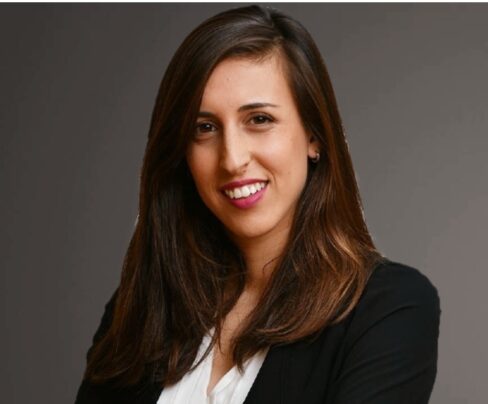 תמונה מאיה מנור מגשרת עוד