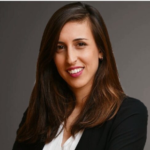 תמונה מאיה מנור מגשרת עוד